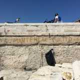 Una cosa che balza subito all�occhio � la assoluta pulizia del posto: per terra non ci sono carte, fazzoletti e bottiglie che molto spesso si ritrovano su altre spiagge. Antonio del resto ci indica una frase sul muro che a caratteri cubitali avverte di �Mantenere pulito�